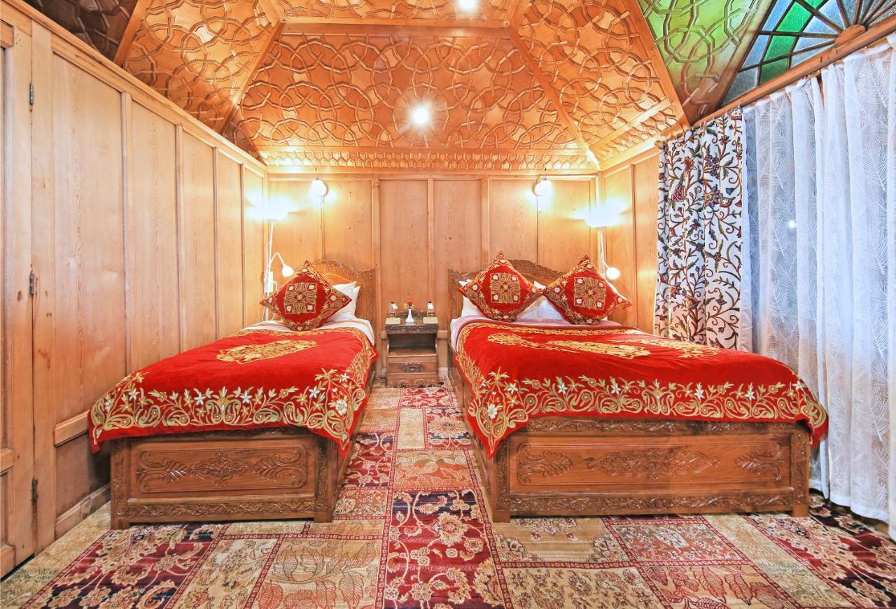 Hotel Kolu Group Of Houseboats Srīnagar Esterno foto