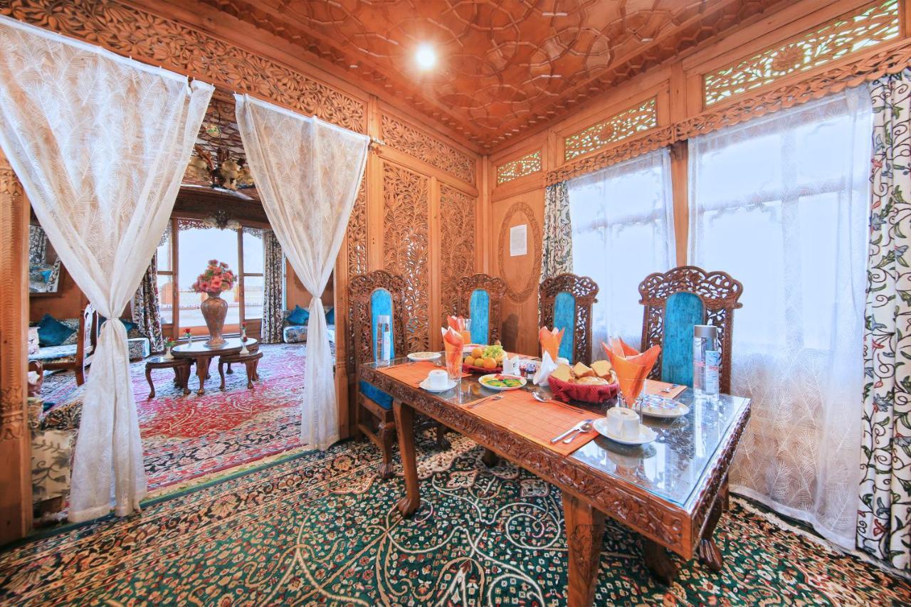 Hotel Kolu Group Of Houseboats Srīnagar Esterno foto